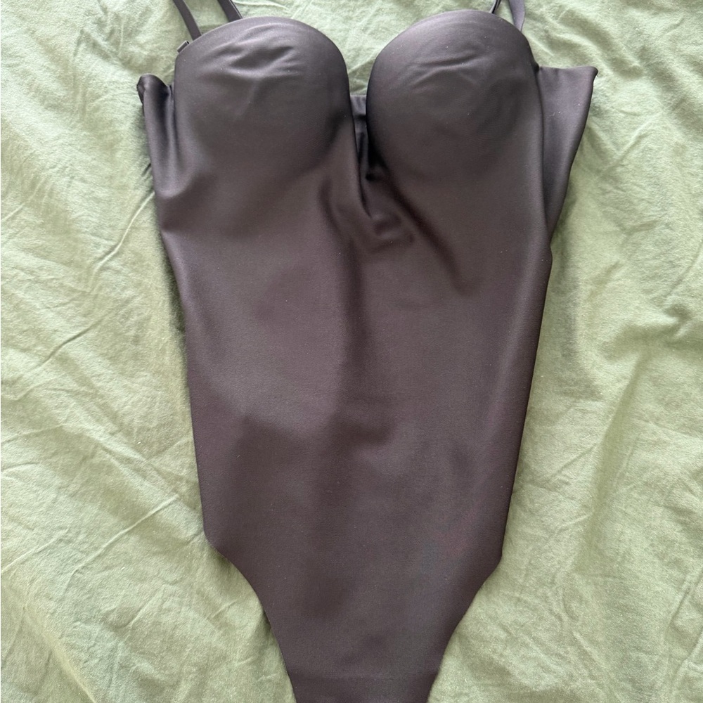 Skims Body

UNDERWIRE THONG BODYSUIT